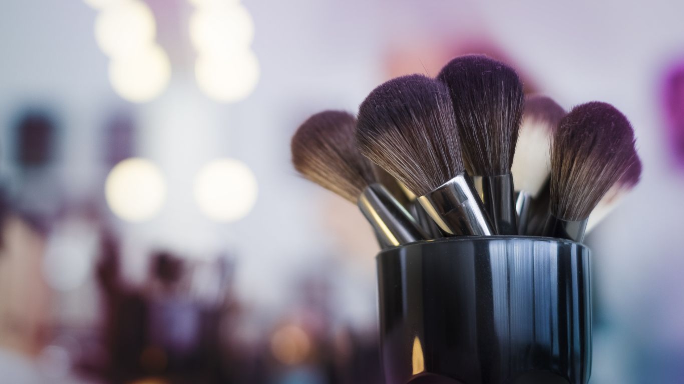 SKYN WAx bar& Beuaty Treatment makeup